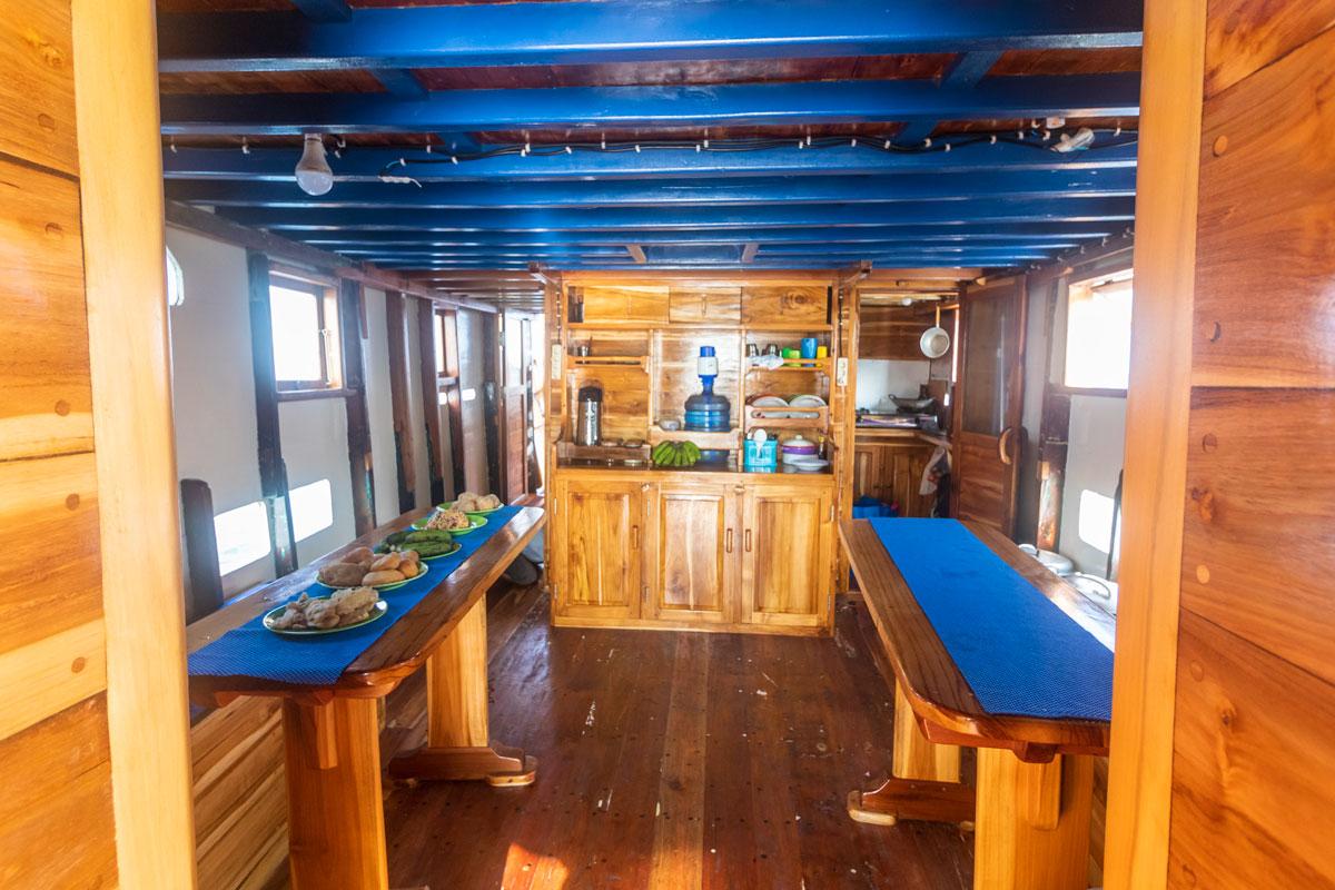 Dentro de la cabina komodo tour