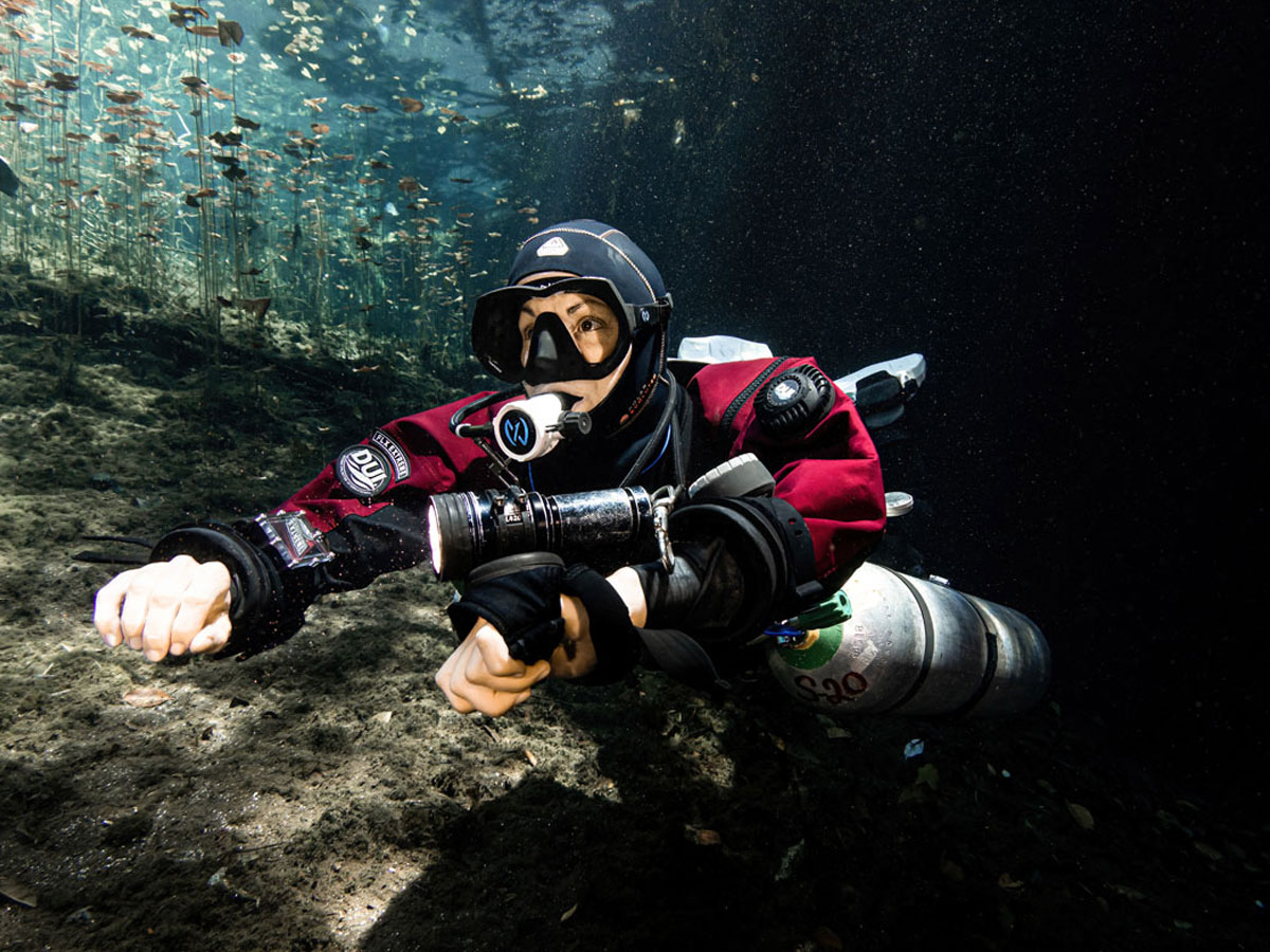 scuba diving caverns